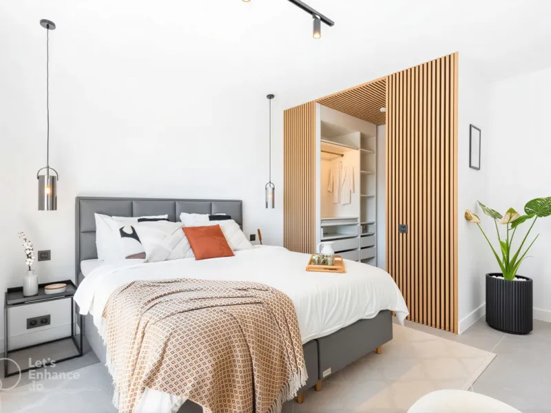 South-facing, move-in ready apartment with panoramic sea views.
