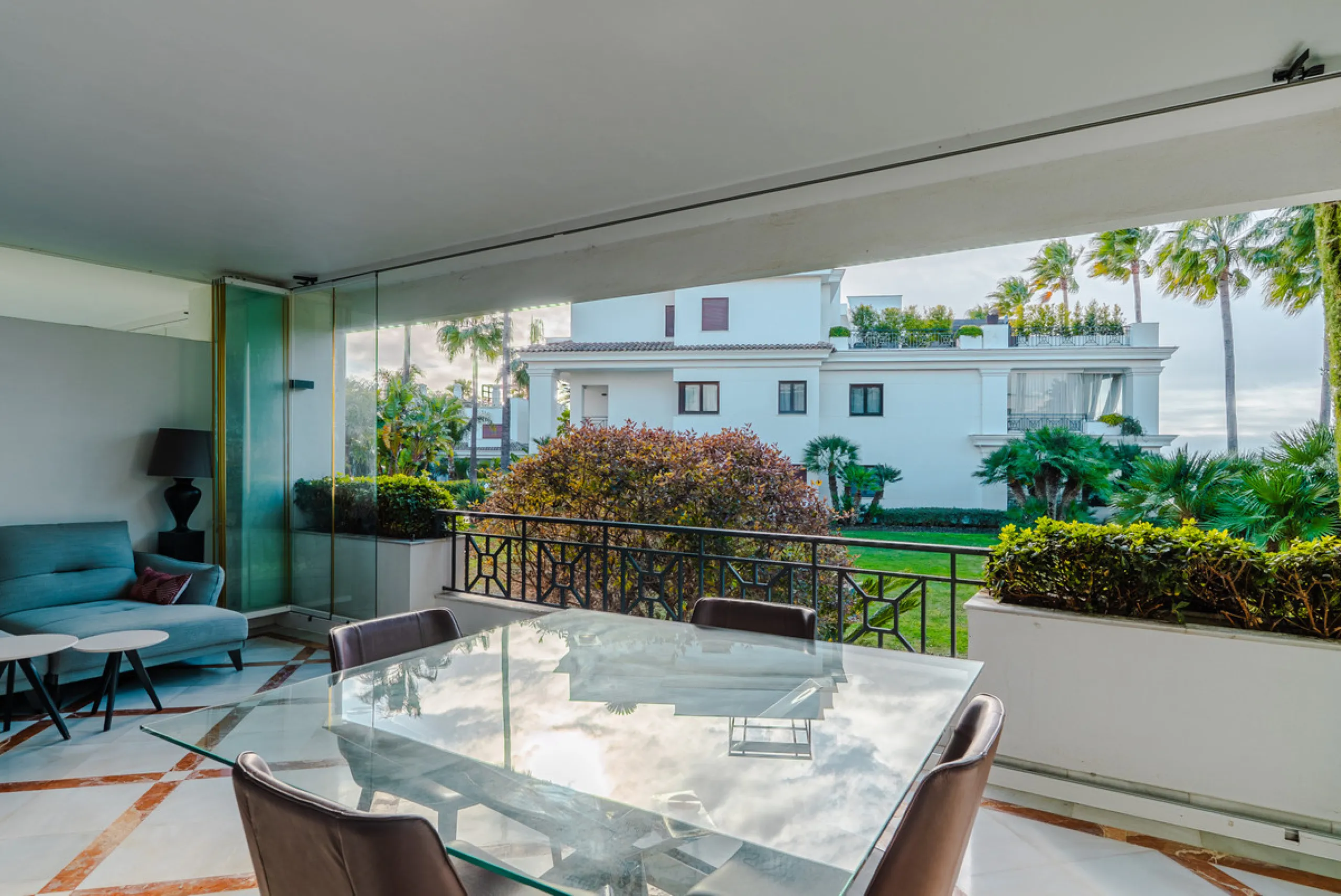 Apartment - Middle Floor Apartment в продаже в Estepona, Málaga. В доме 3 спален и 3 ванных комнат. Площадь дома 224 м²