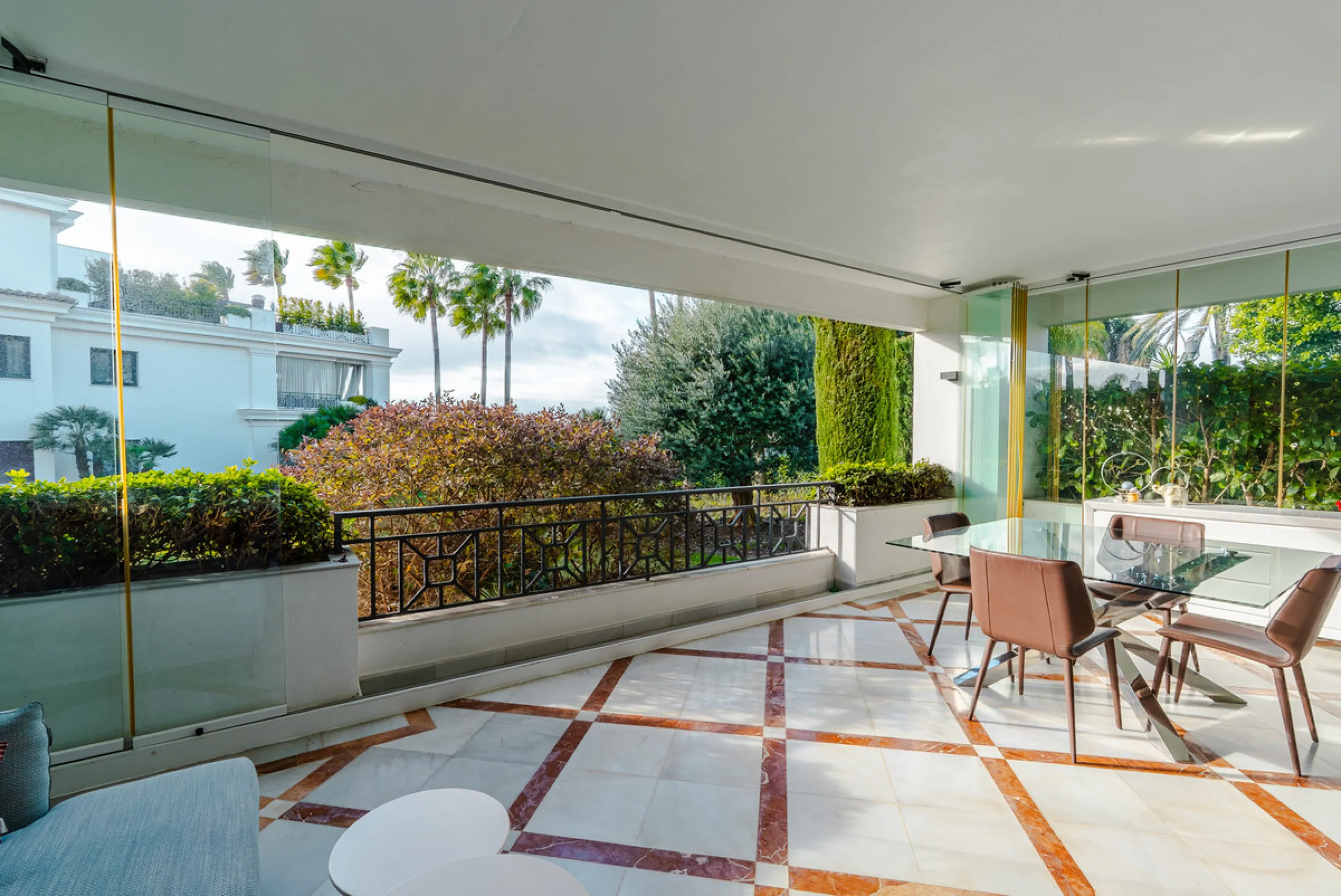 Apartment - Middle Floor Apartment в продаже в Estepona, Málaga. В доме 3 спален и 3 ванных комнат. Площадь дома 224 м²