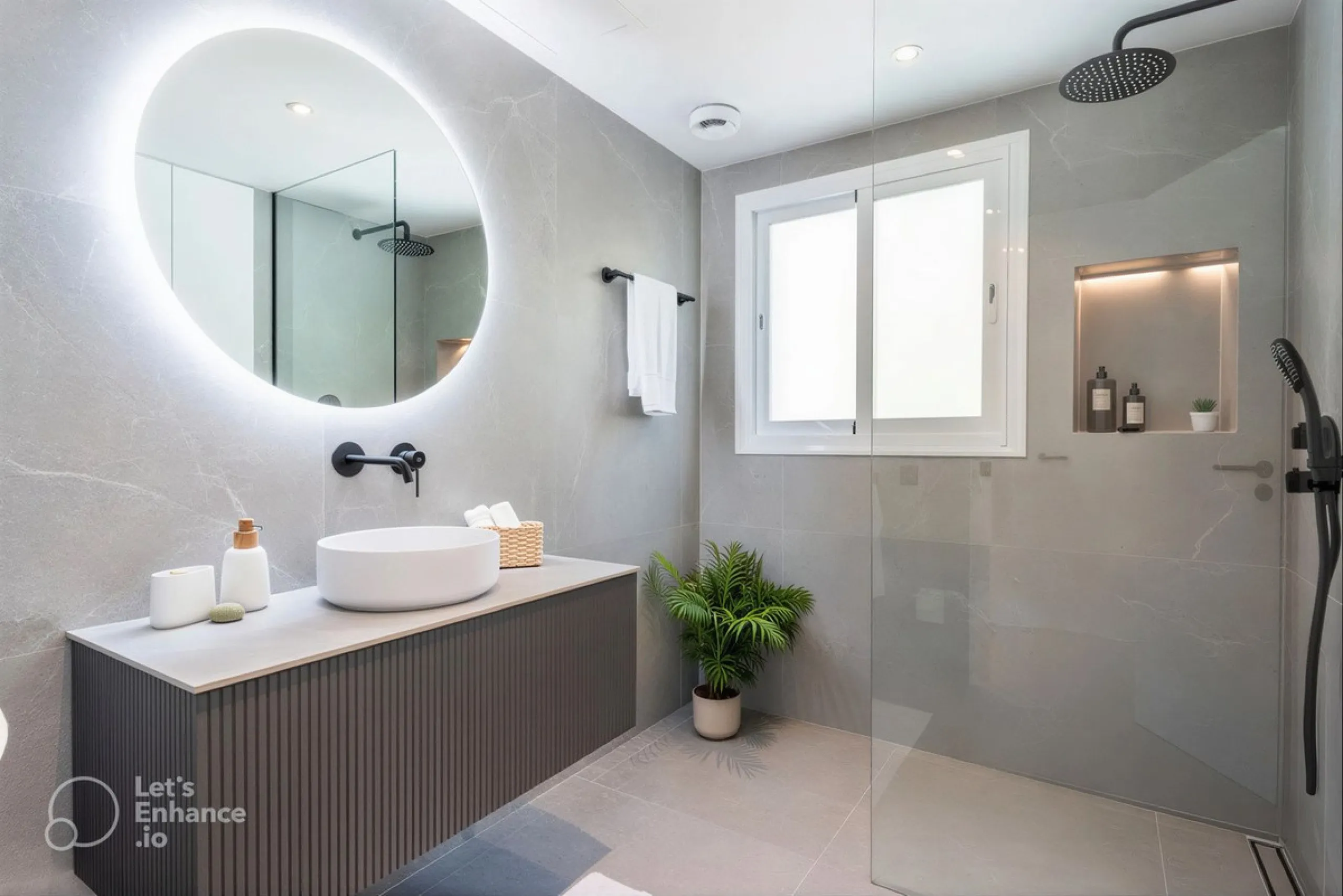 South-facing, move-in ready apartment with panoramic sea views.