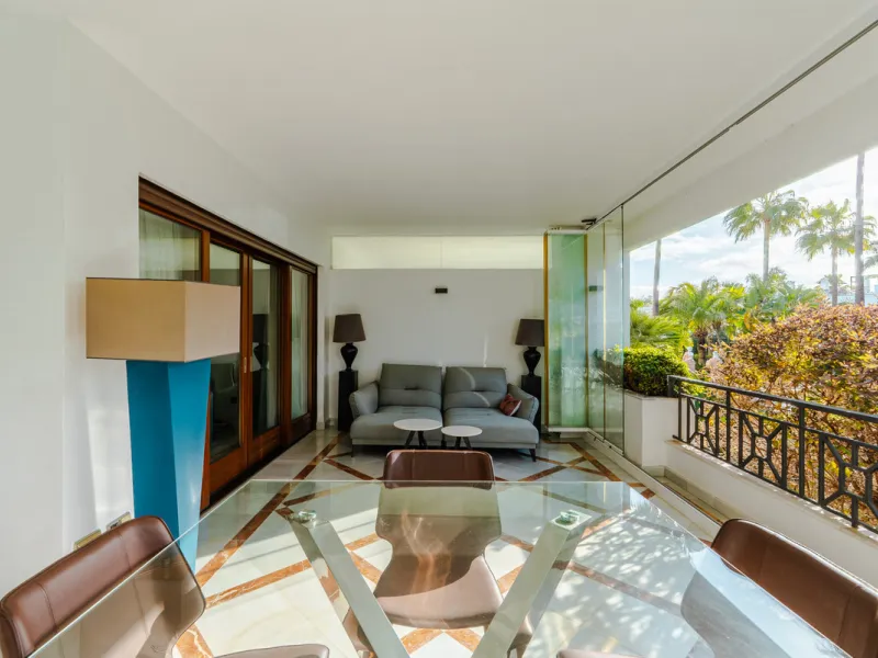 Apartment - Middle Floor Apartment в продаже в Estepona, Málaga. В доме 3 спален и 3 ванных комнат. Площадь дома 224 м²