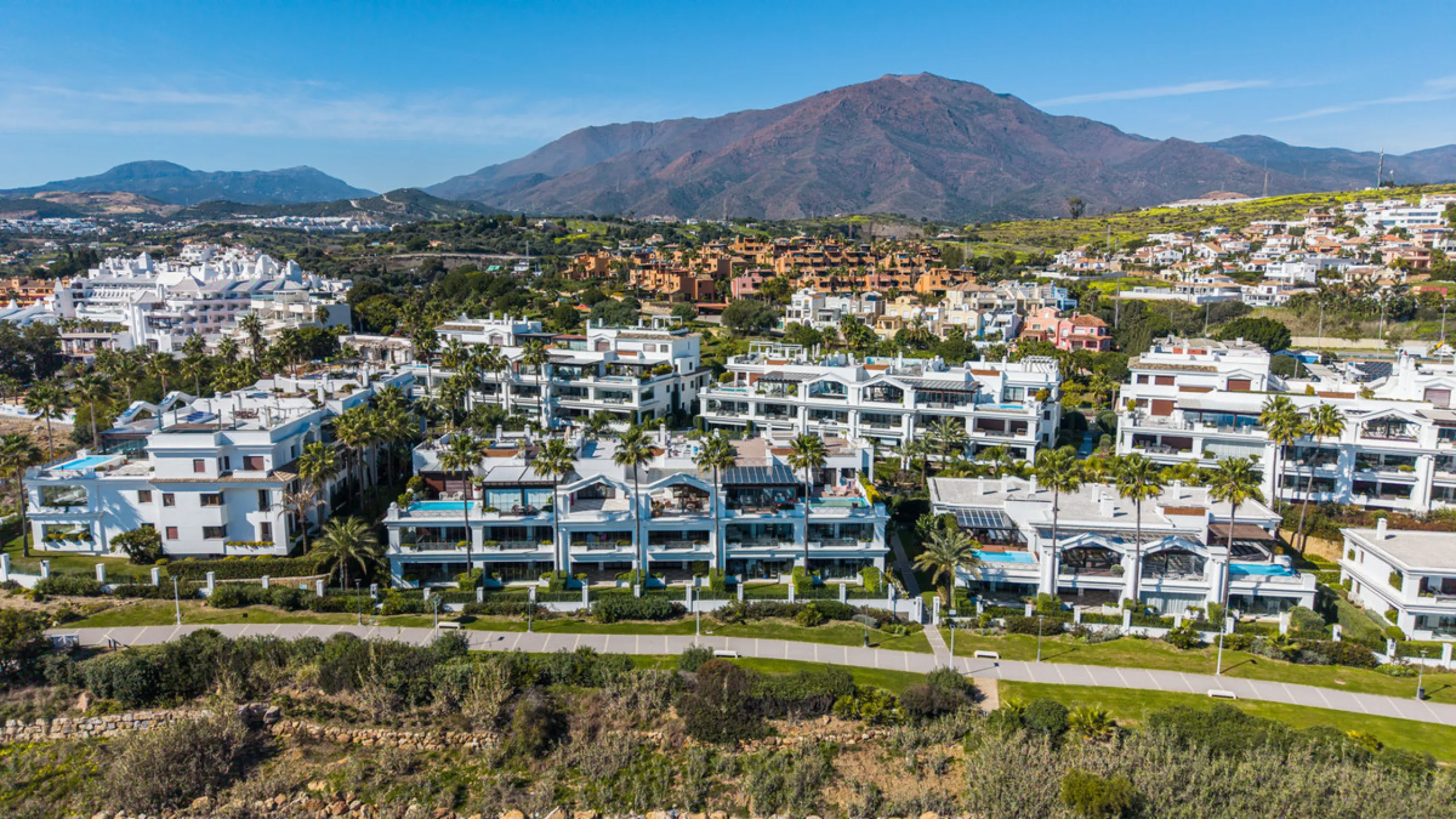 Apartment - Middle Floor Apartment в продаже в Estepona, Málaga. В доме 3 спален и 3 ванных комнат. Площадь дома 224 м²