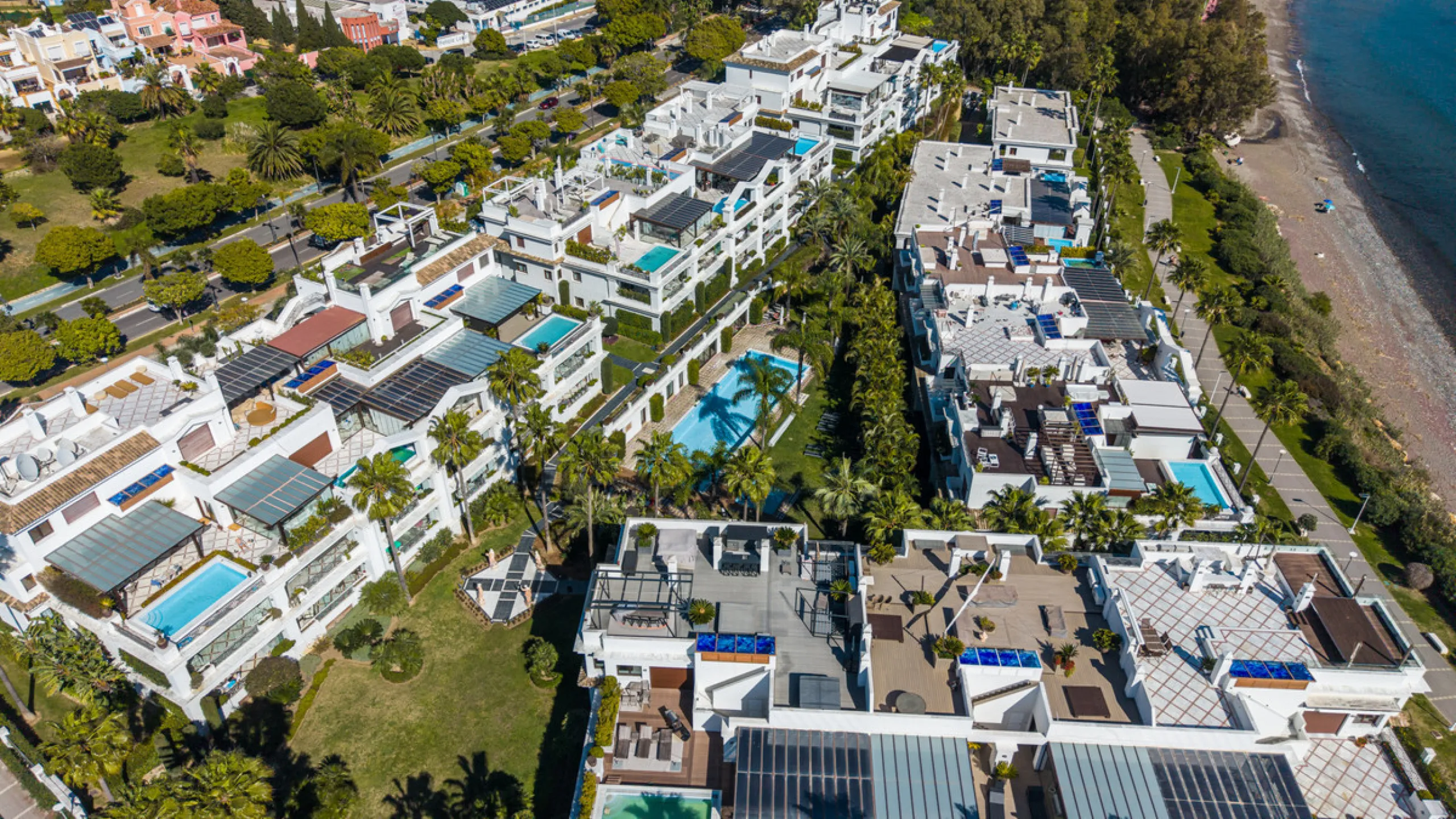 Apartment - Middle Floor Apartment в продаже в Estepona, Málaga. В доме 3 спален и 3 ванных комнат. Площадь дома 224 м²