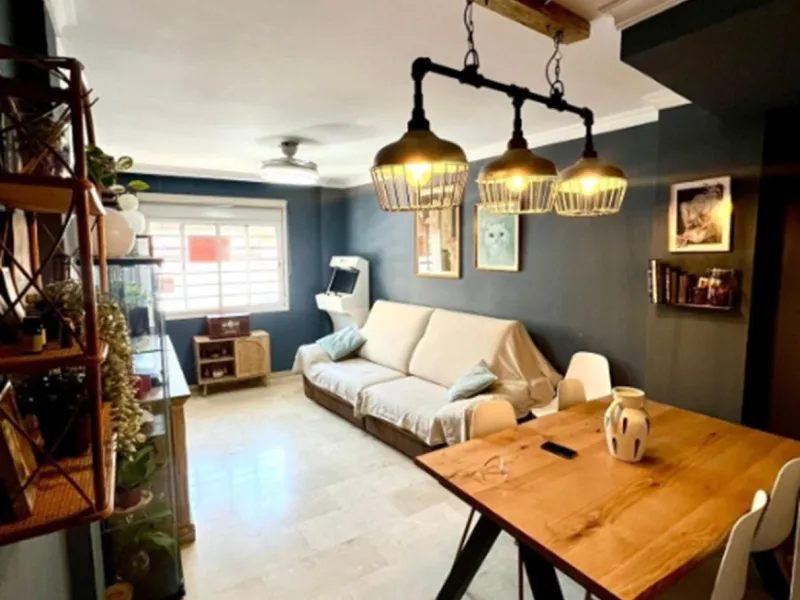 Discover this magnificent property in Málaga, ideal for those seeking comfort, spaciousness and excellent connections to the rest of the city. It is a ground-floor apartment with the height of a first floor. It is important to note that the windows visibl