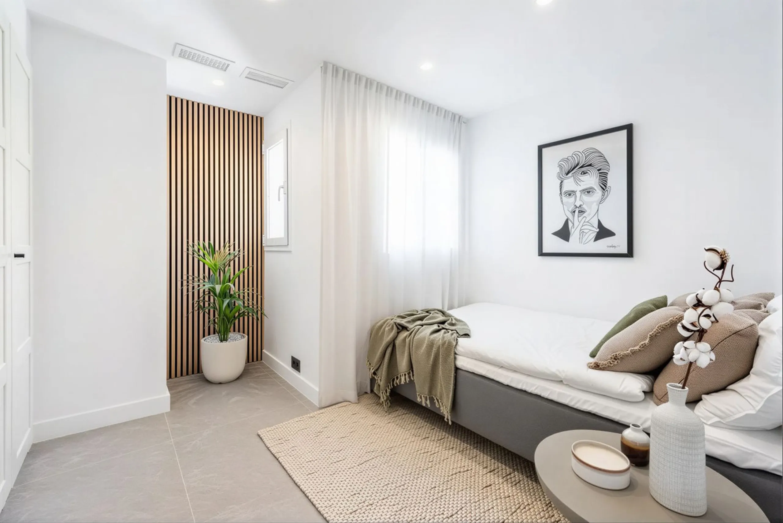South-facing, move-in ready apartment with panoramic sea views.