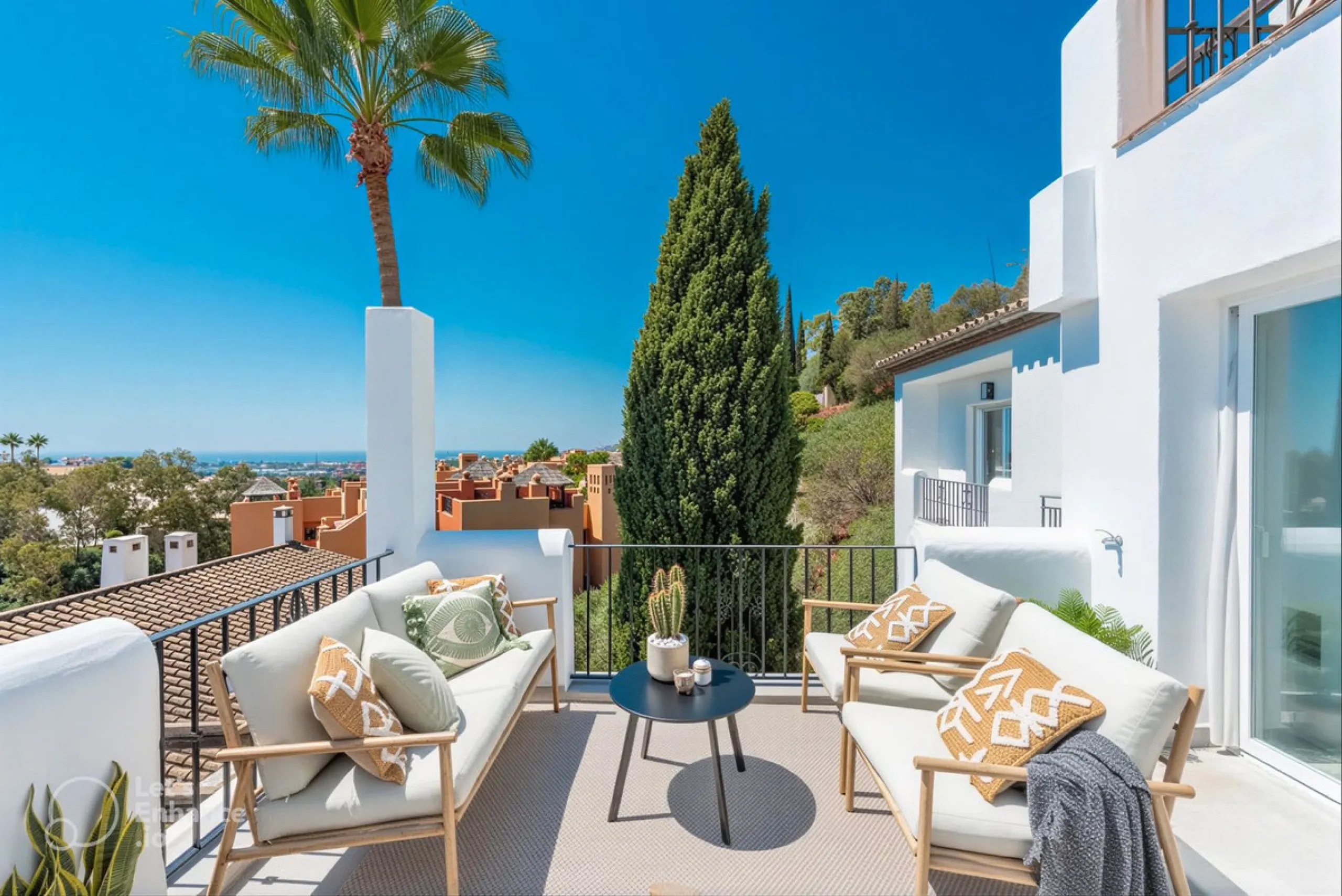 South-facing, move-in ready apartment with panoramic sea views.
