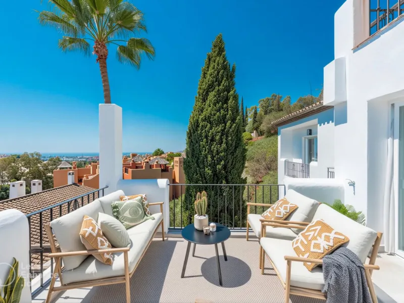 South-facing, move-in ready apartment with panoramic sea views.