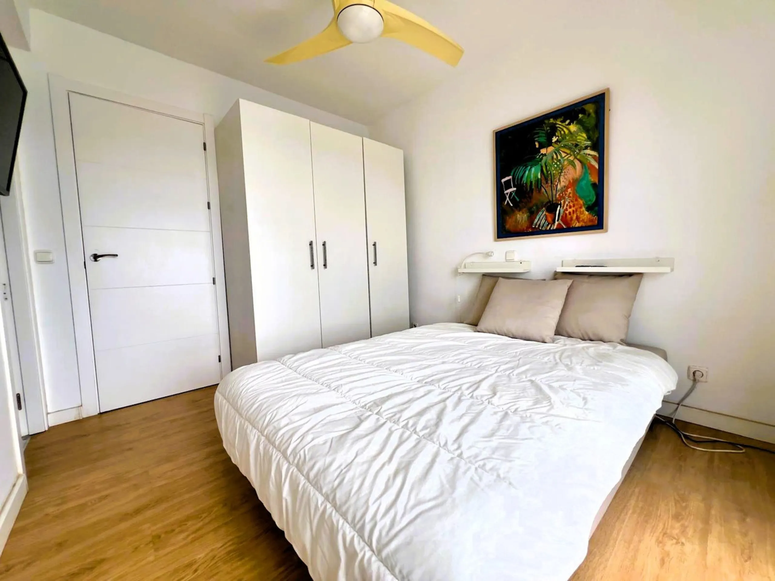 Discover a true beachfront gem in Calahonda. This fully renovated corner apartment, located on the front line of the beach, stands out for an exceptional and rarely found feature: a large wraparound terrace that surrounds almost the entire property, creat