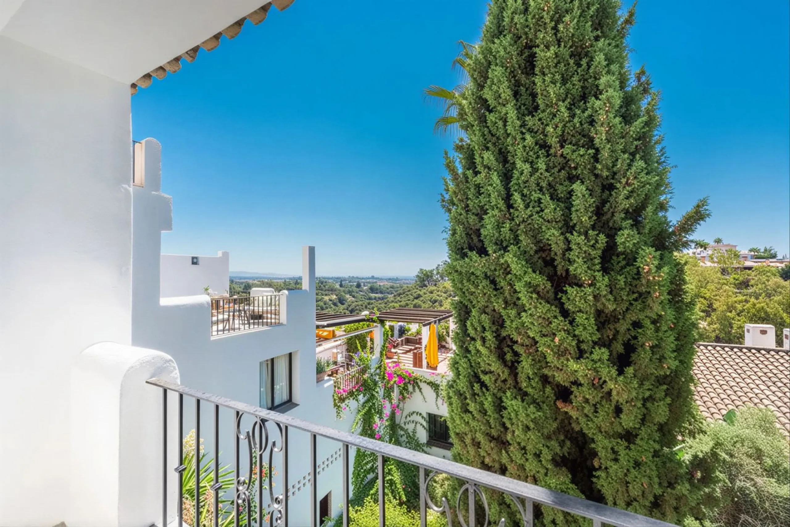 South-facing, move-in ready apartment with panoramic sea views.