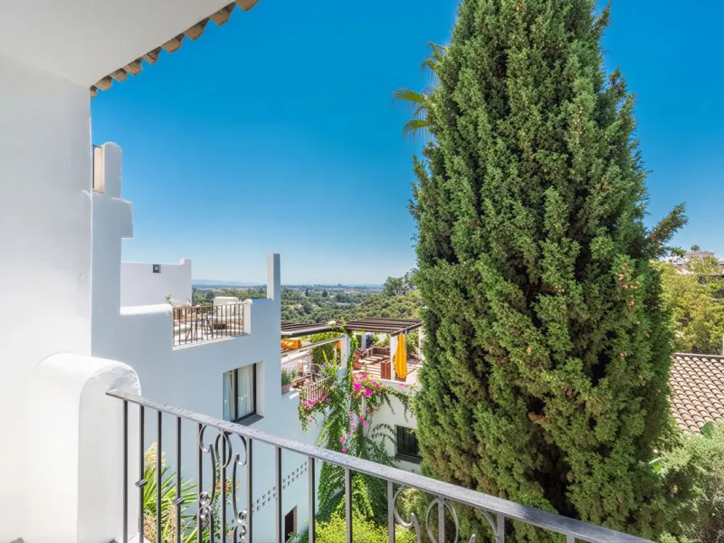 South-facing, move-in ready apartment with panoramic sea views.