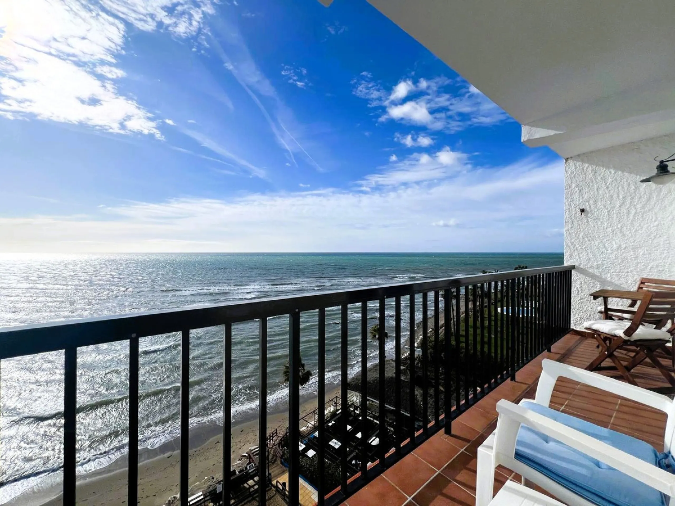 Discover a true beachfront gem in Calahonda. This fully renovated corner apartment, located on the front line of the beach, stands out for an exceptional and rarely found feature: a large wraparound terrace that surrounds almost the entire property, creat