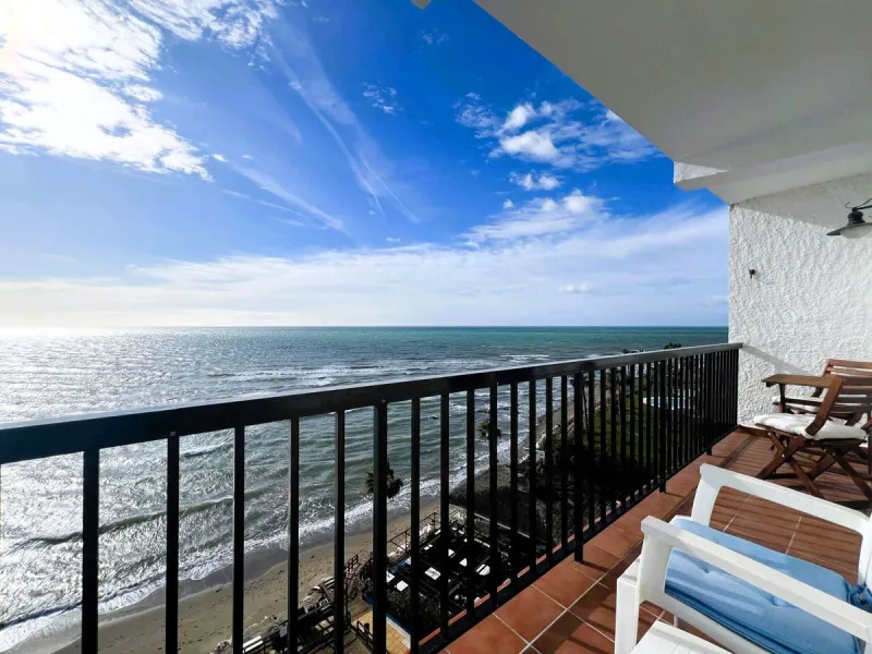 Discover a true beachfront gem in Calahonda. This fully renovated corner apartment, located on the front line of the beach, stands out for an exceptional and rarely found feature: a large wraparound terrace that surrounds almost the entire property, creat