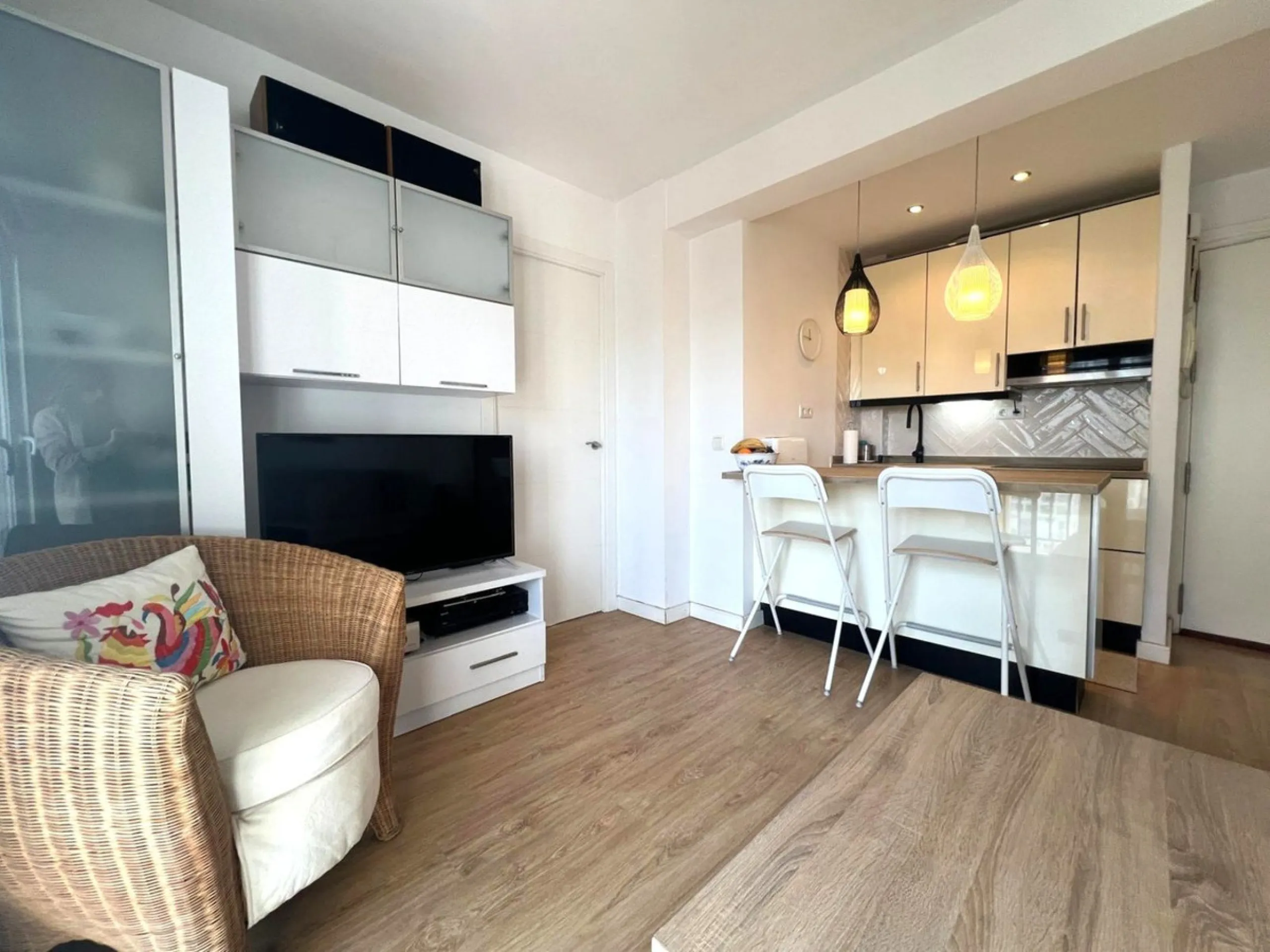 Discover a true beachfront gem in Calahonda. This fully renovated corner apartment, located on the front line of the beach, stands out for an exceptional and rarely found feature: a large wraparound terrace that surrounds almost the entire property, creat