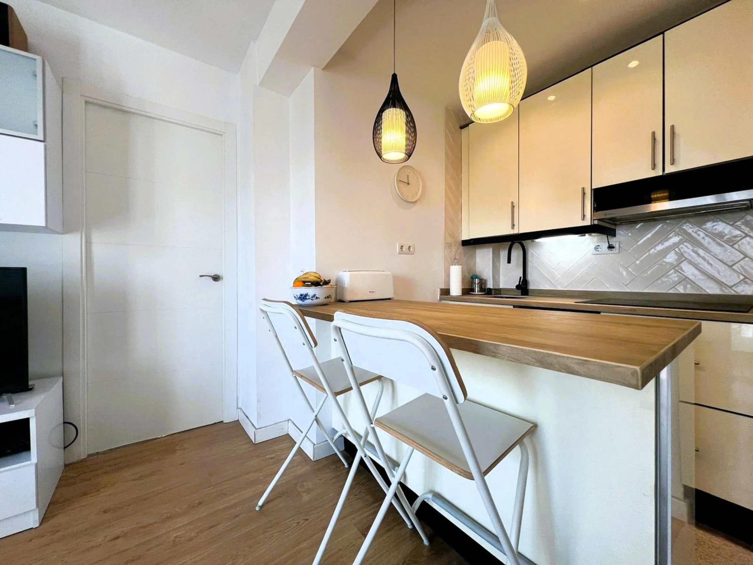 Discover a true beachfront gem in Calahonda. This fully renovated corner apartment, located on the front line of the beach, stands out for an exceptional and rarely found feature: a large wraparound terrace that surrounds almost the entire property, creat