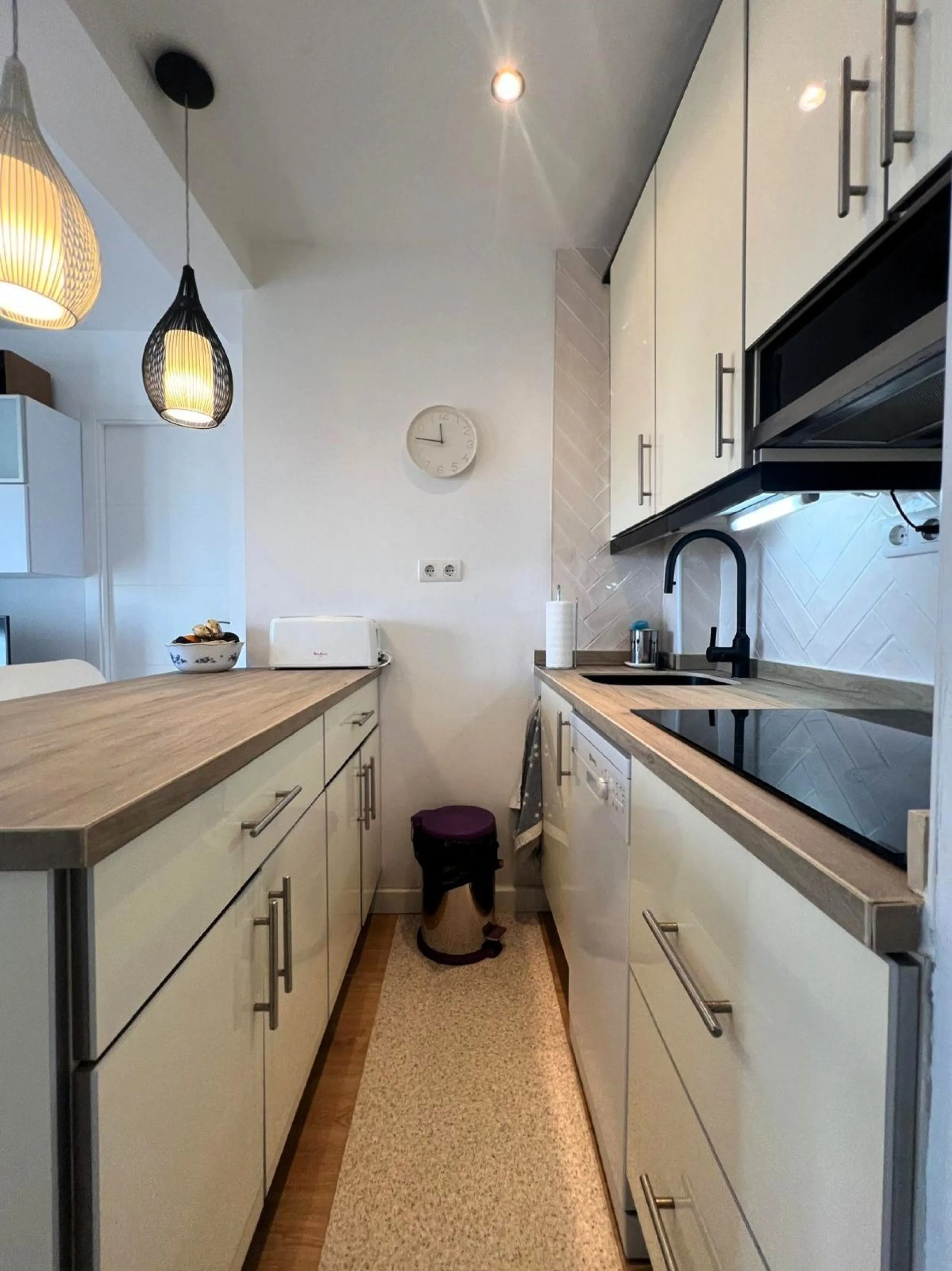 Discover a true beachfront gem in Calahonda. This fully renovated corner apartment, located on the front line of the beach, stands out for an exceptional and rarely found feature: a large wraparound terrace that surrounds almost the entire property, creat