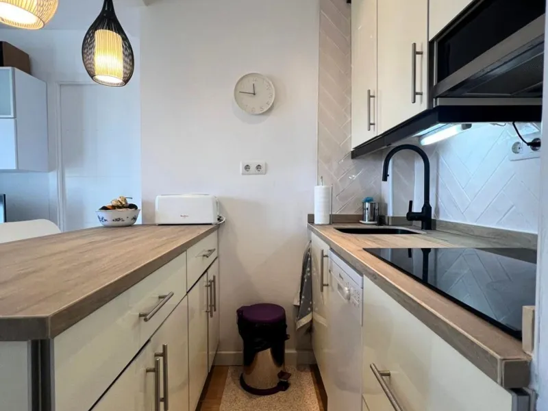 Discover a true beachfront gem in Calahonda. This fully renovated corner apartment, located on the front line of the beach, stands out for an exceptional and rarely found feature: a large wraparound terrace that surrounds almost the entire property, creat