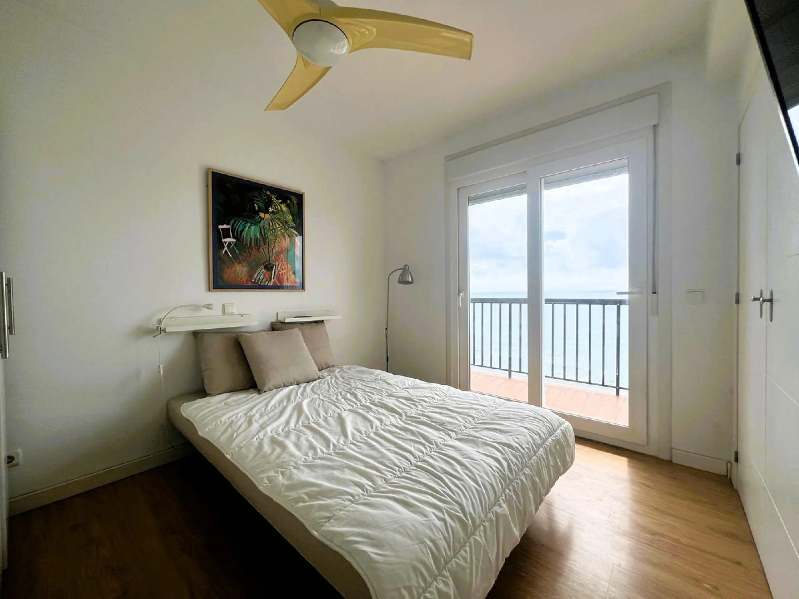 Discover a true beachfront gem in Calahonda. This fully renovated corner apartment, located on the front line of the beach, stands out for an exceptional and rarely found feature: a large wraparound terrace that surrounds almost the entire property, creat