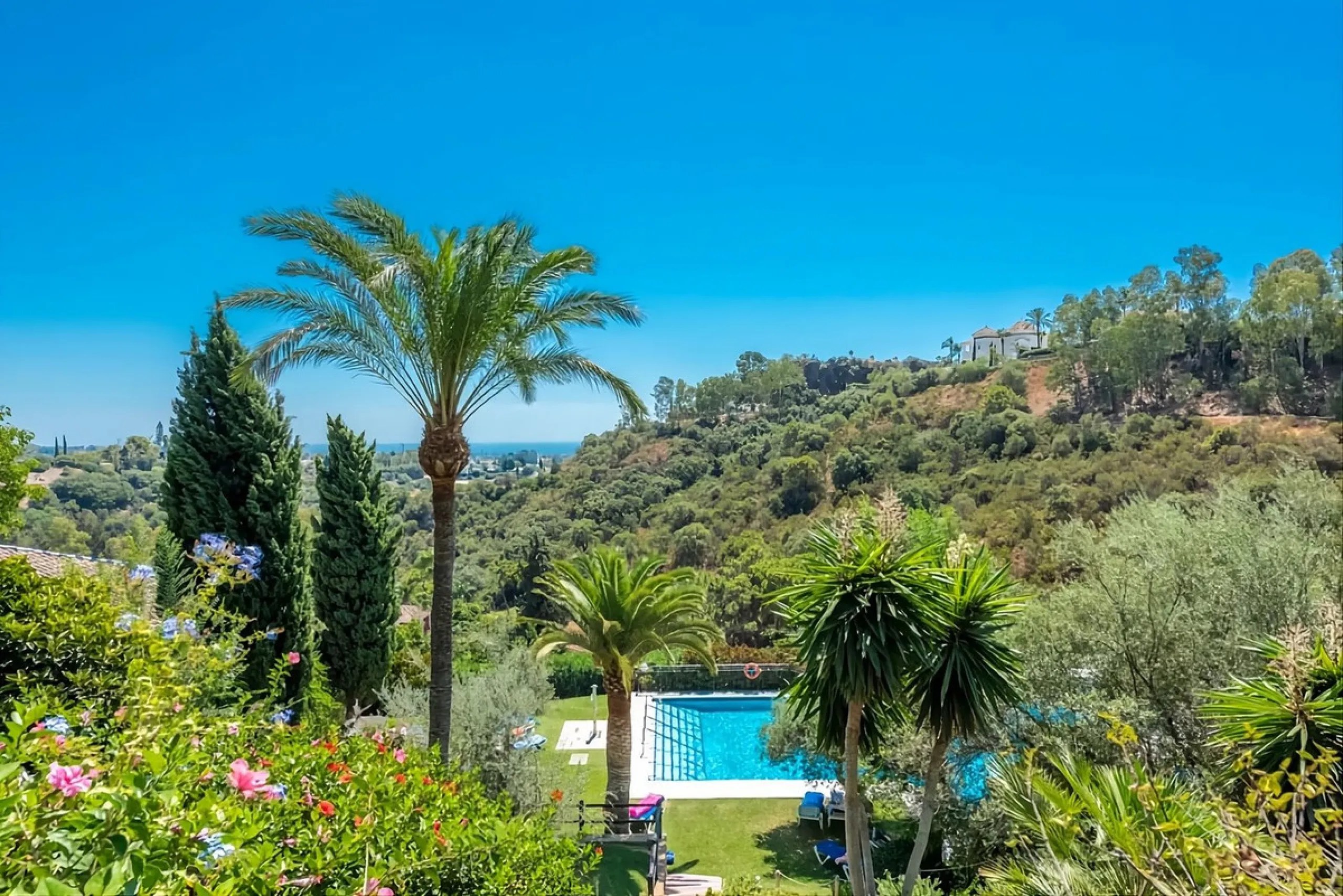 South-facing, move-in ready apartment with panoramic sea views.