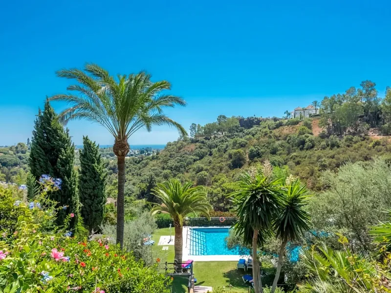 South-facing, move-in ready apartment with panoramic sea views.