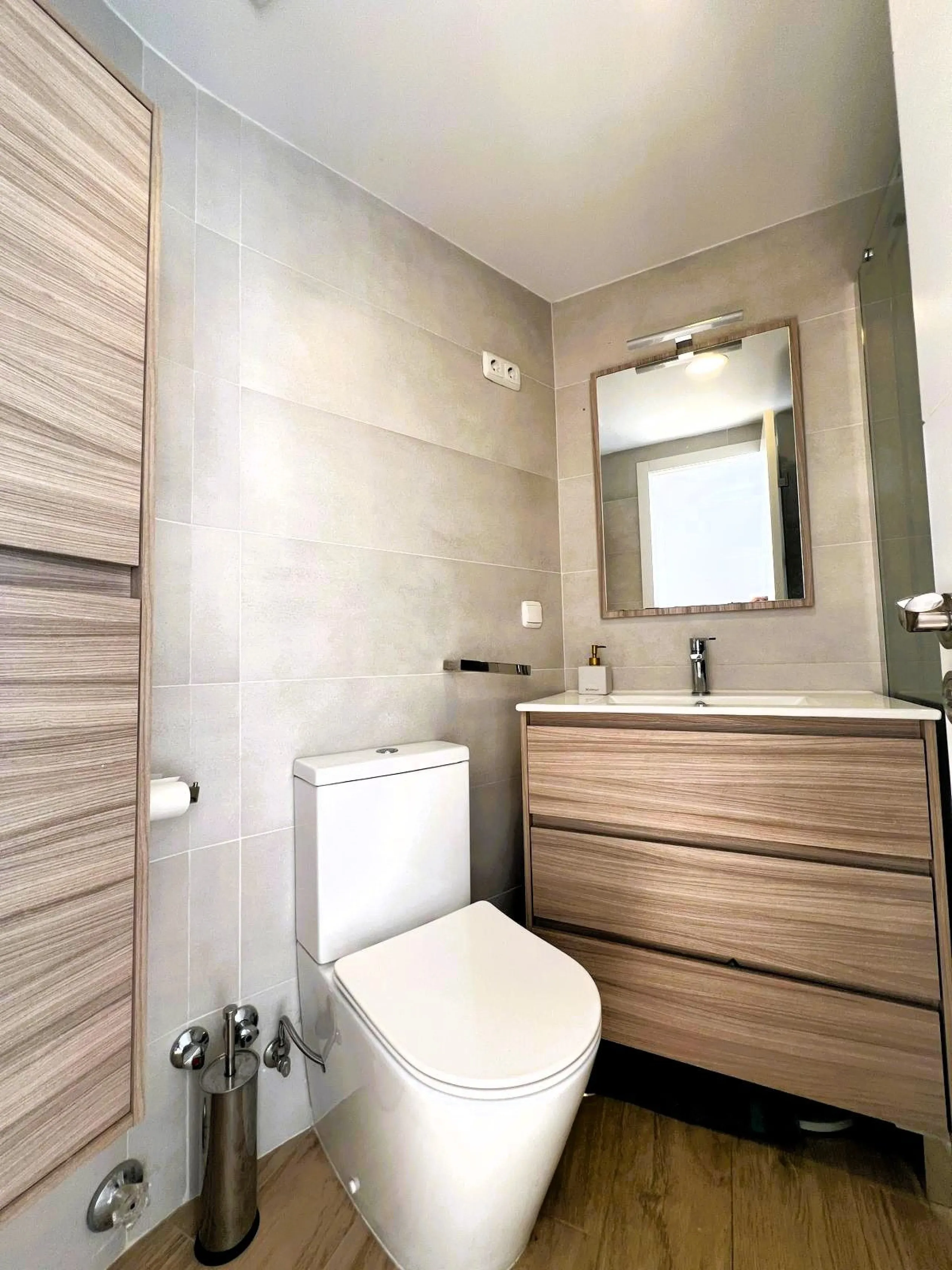 Discover a true beachfront gem in Calahonda. This fully renovated corner apartment, located on the front line of the beach, stands out for an exceptional and rarely found feature: a large wraparound terrace that surrounds almost the entire property, creat