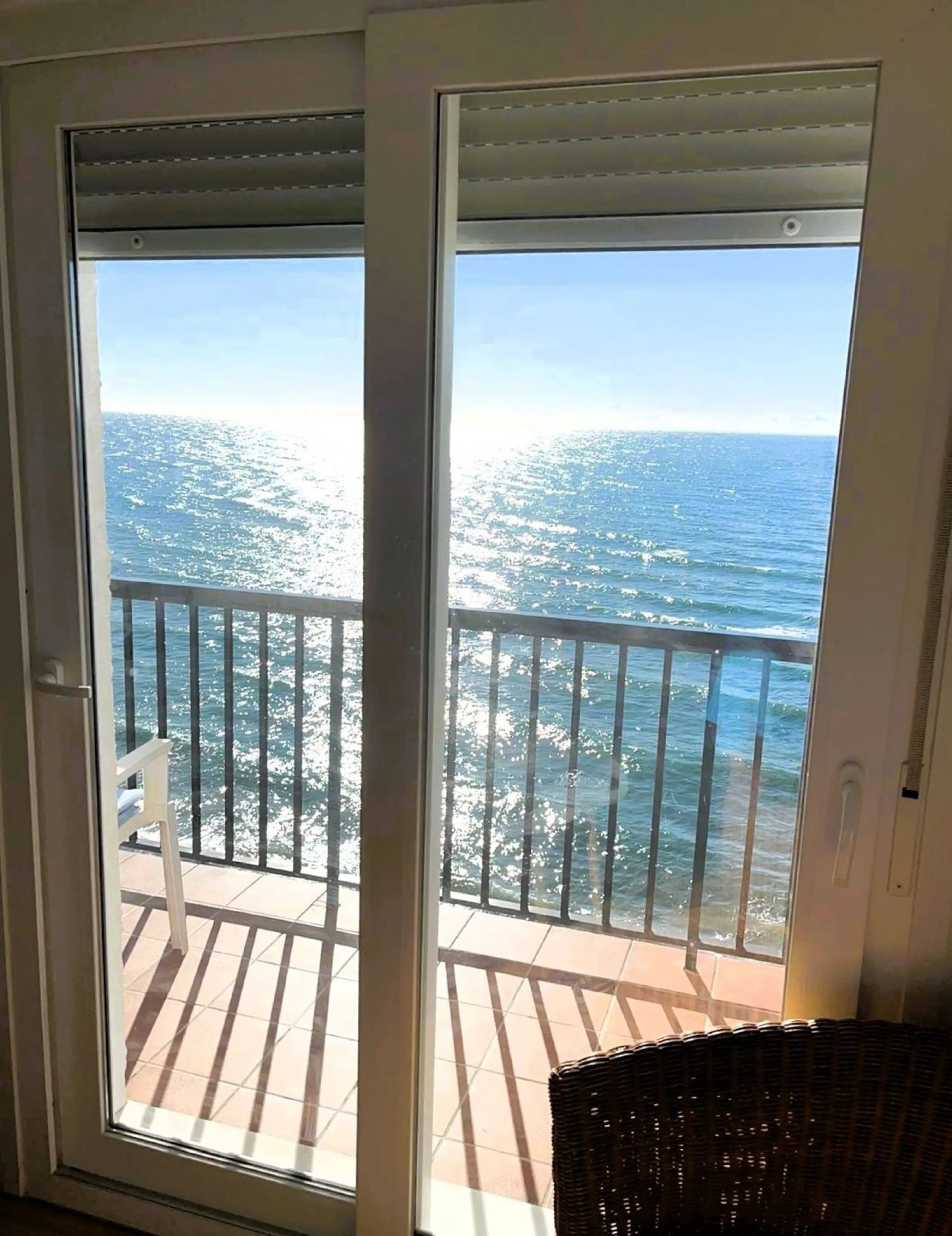 Discover a true beachfront gem in Calahonda. This fully renovated corner apartment, located on the front line of the beach, stands out for an exceptional and rarely found feature: a large wraparound terrace that surrounds almost the entire property, creat
