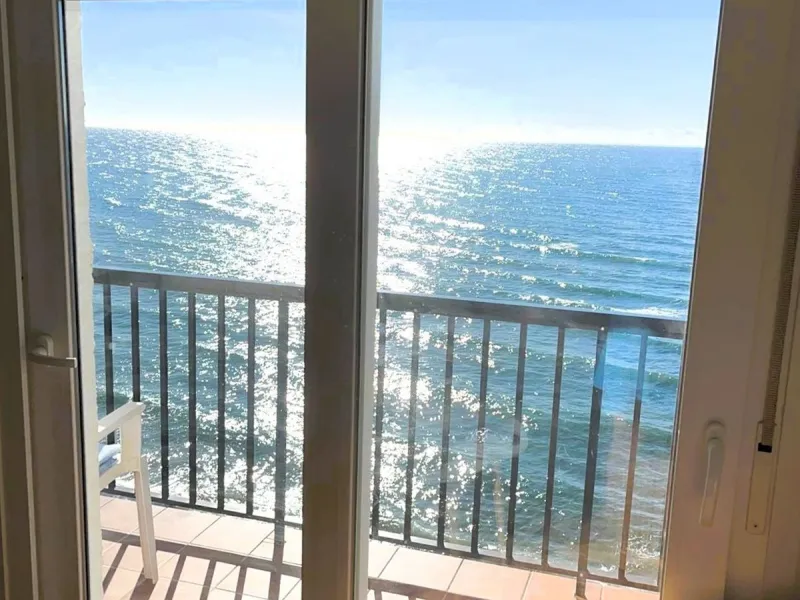 Discover a true beachfront gem in Calahonda. This fully renovated corner apartment, located on the front line of the beach, stands out for an exceptional and rarely found feature: a large wraparound terrace that surrounds almost the entire property, creat
