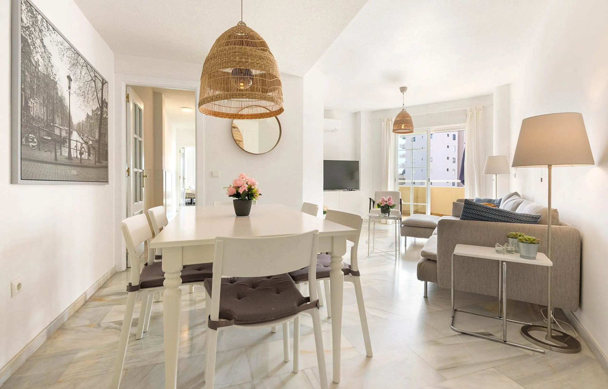 This recently refurbished and fully furnished apartment in La Carihuela, Torremolinos, boasts an unbeatable location just 300 metres from the beach and within easy walking distance of a wide range of restaurants, bars, shops, and supermarkets.