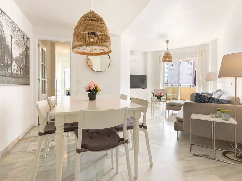 This recently refurbished and fully furnished apartment in La Carihuela, Torremolinos, boasts an unbeatable location just 300 metres from the beach and within easy walking distance of a wide range of restaurants, bars, shops, and supermarkets.