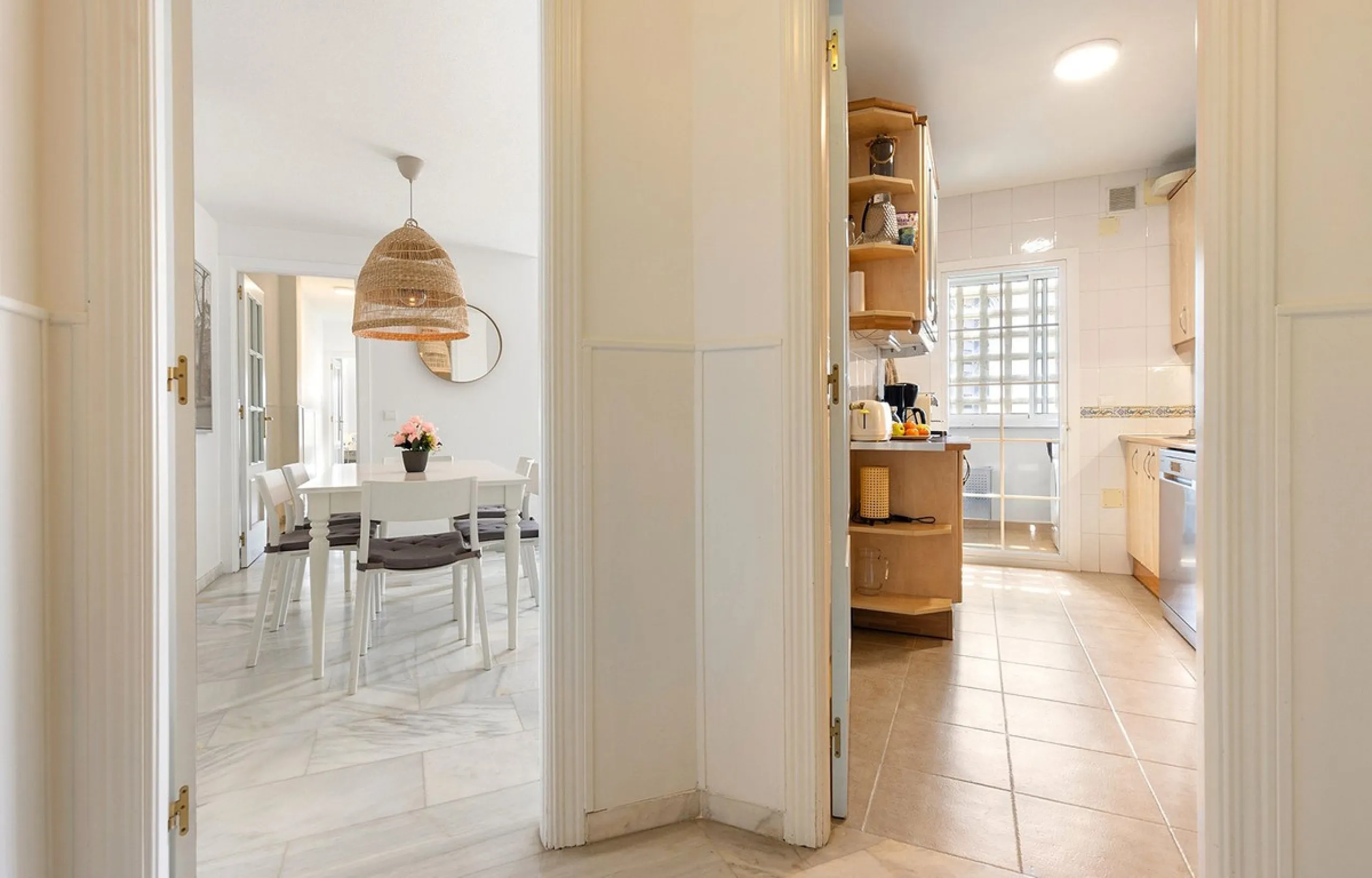 This recently refurbished and fully furnished apartment in La Carihuela, Torremolinos, boasts an unbeatable location just 300 metres from the beach and within easy walking distance of a wide range of restaurants, bars, shops, and supermarkets.