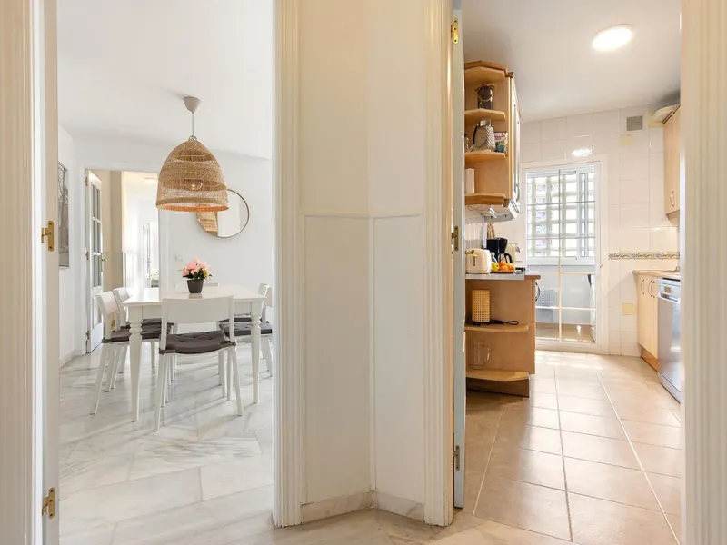 This recently refurbished and fully furnished apartment in La Carihuela, Torremolinos, boasts an unbeatable location just 300 metres from the beach and within easy walking distance of a wide range of restaurants, bars, shops, and supermarkets.