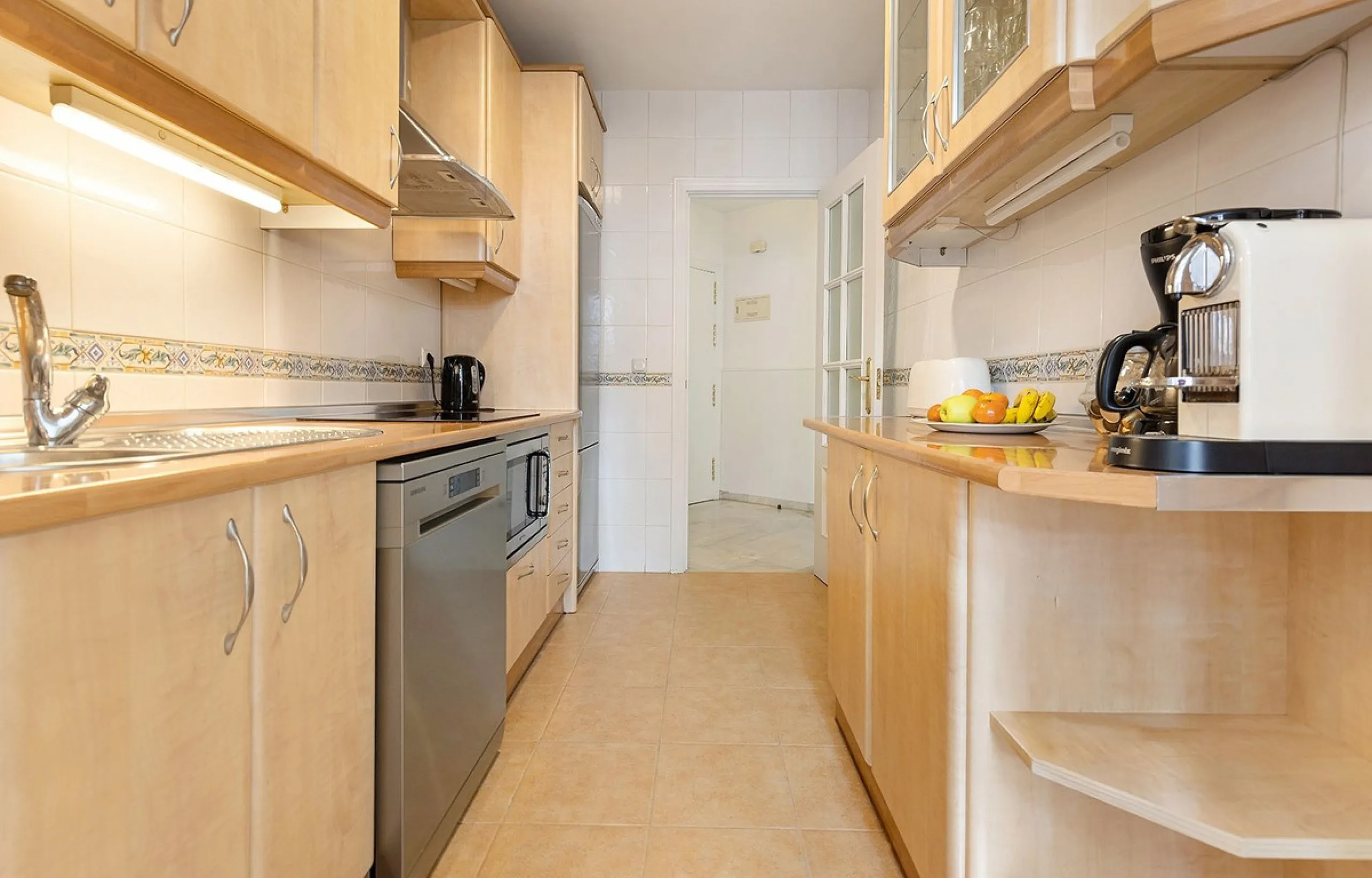 This recently refurbished and fully furnished apartment in La Carihuela, Torremolinos, boasts an unbeatable location just 300 metres from the beach and within easy walking distance of a wide range of restaurants, bars, shops, and supermarkets.