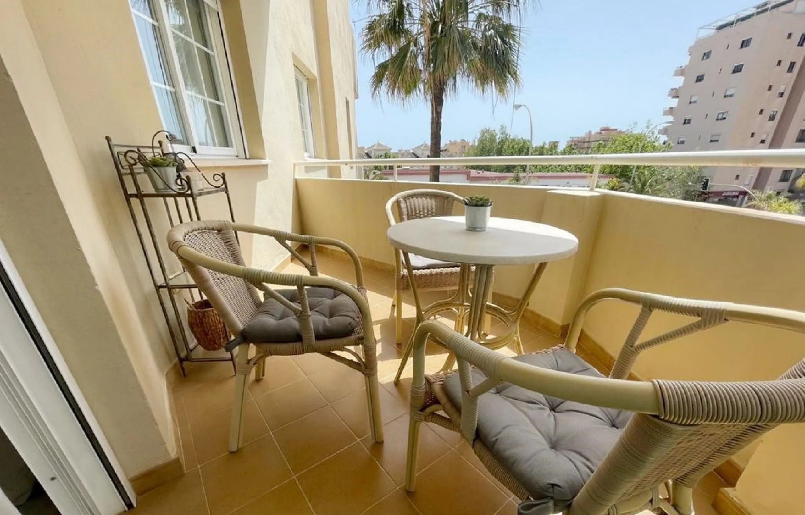 This recently refurbished and fully furnished apartment in La Carihuela, Torremolinos, boasts an unbeatable location just 300 metres from the beach and within easy walking distance of a wide range of restaurants, bars, shops, and supermarkets.