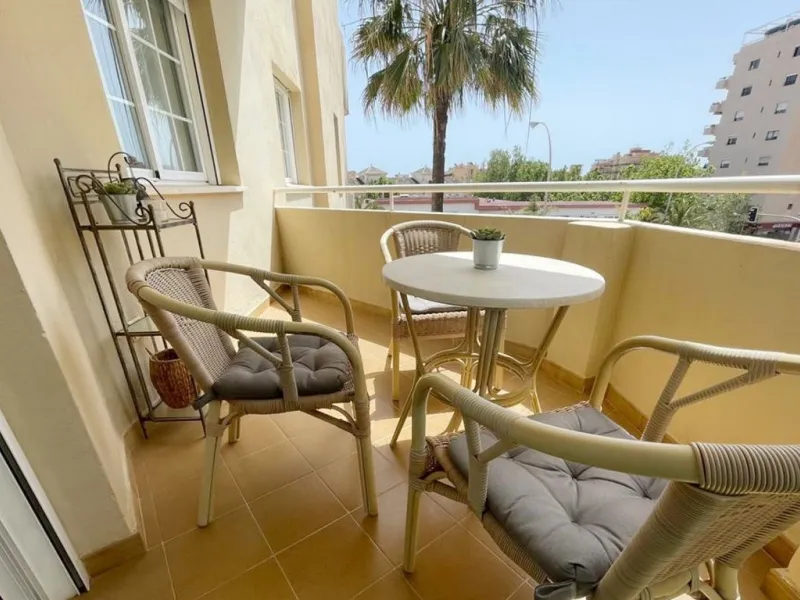 This recently refurbished and fully furnished apartment in La Carihuela, Torremolinos, boasts an unbeatable location just 300 metres from the beach and within easy walking distance of a wide range of restaurants, bars, shops, and supermarkets.