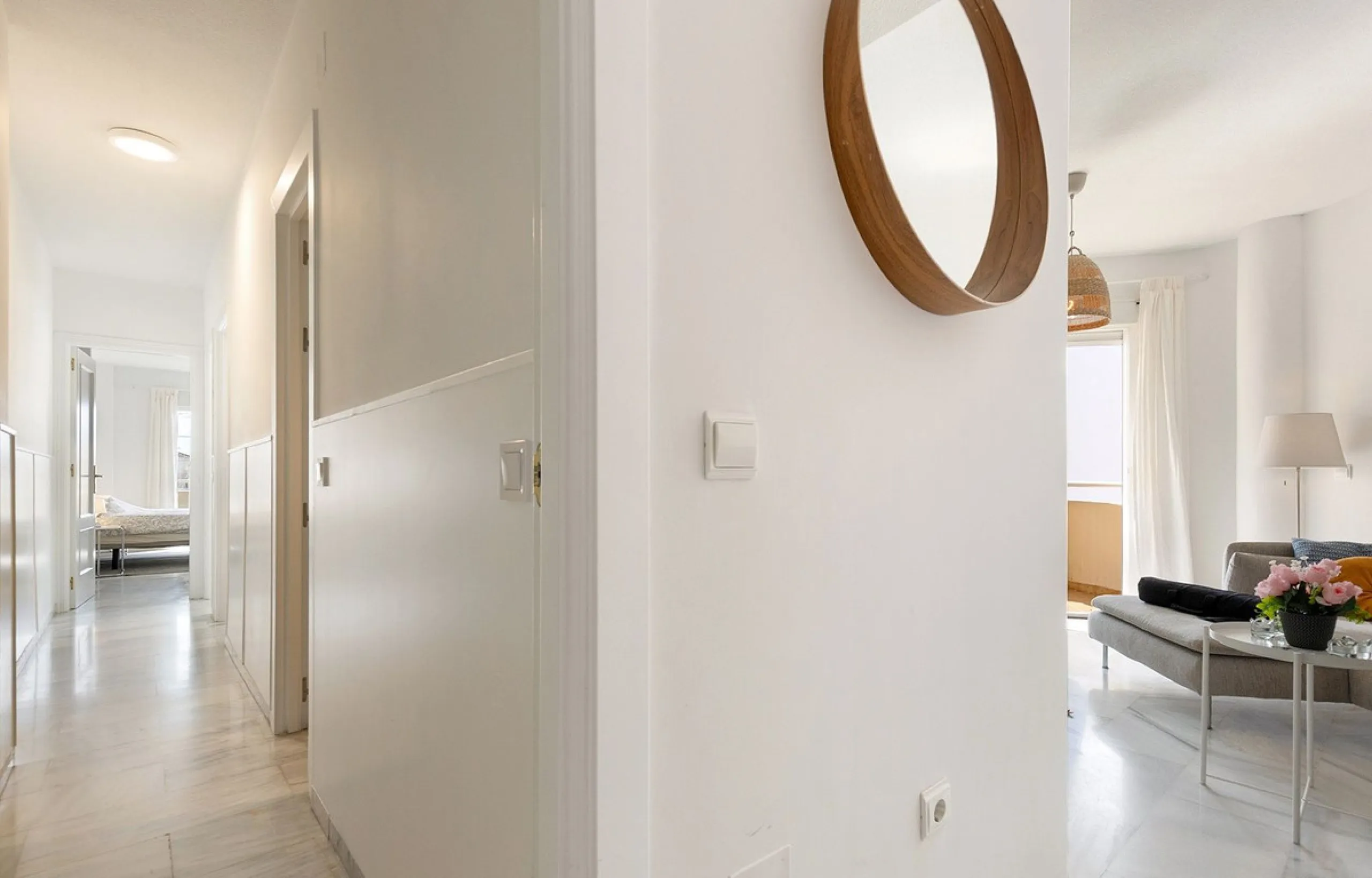 This recently refurbished and fully furnished apartment in La Carihuela, Torremolinos, boasts an unbeatable location just 300 metres from the beach and within easy walking distance of a wide range of restaurants, bars, shops, and supermarkets.