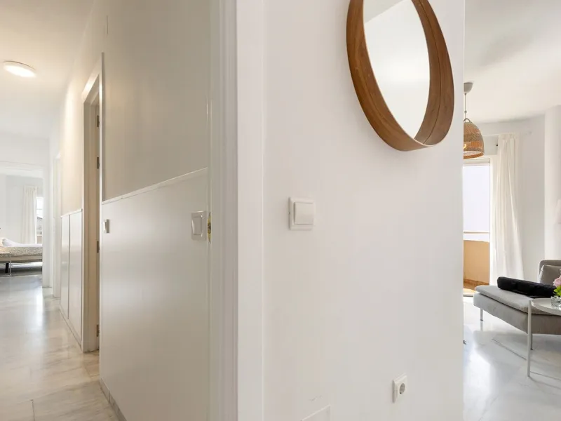 This recently refurbished and fully furnished apartment in La Carihuela, Torremolinos, boasts an unbeatable location just 300 metres from the beach and within easy walking distance of a wide range of restaurants, bars, shops, and supermarkets.