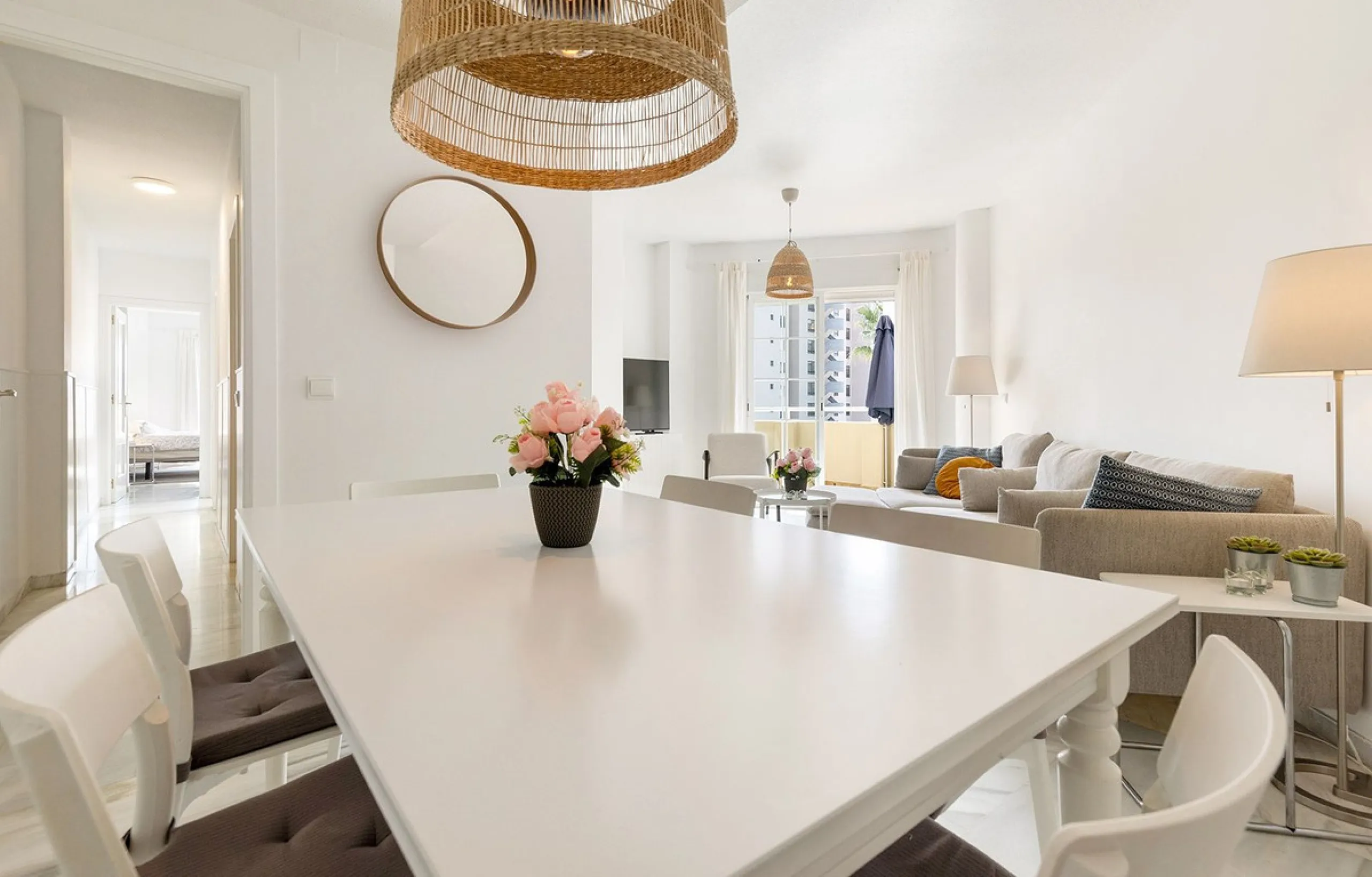 This recently refurbished and fully furnished apartment in La Carihuela, Torremolinos, boasts an unbeatable location just 300 metres from the beach and within easy walking distance of a wide range of restaurants, bars, shops, and supermarkets.