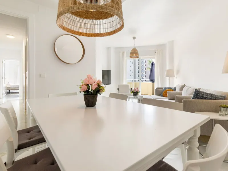 This recently refurbished and fully furnished apartment in La Carihuela, Torremolinos, boasts an unbeatable location just 300 metres from the beach and within easy walking distance of a wide range of restaurants, bars, shops, and supermarkets.