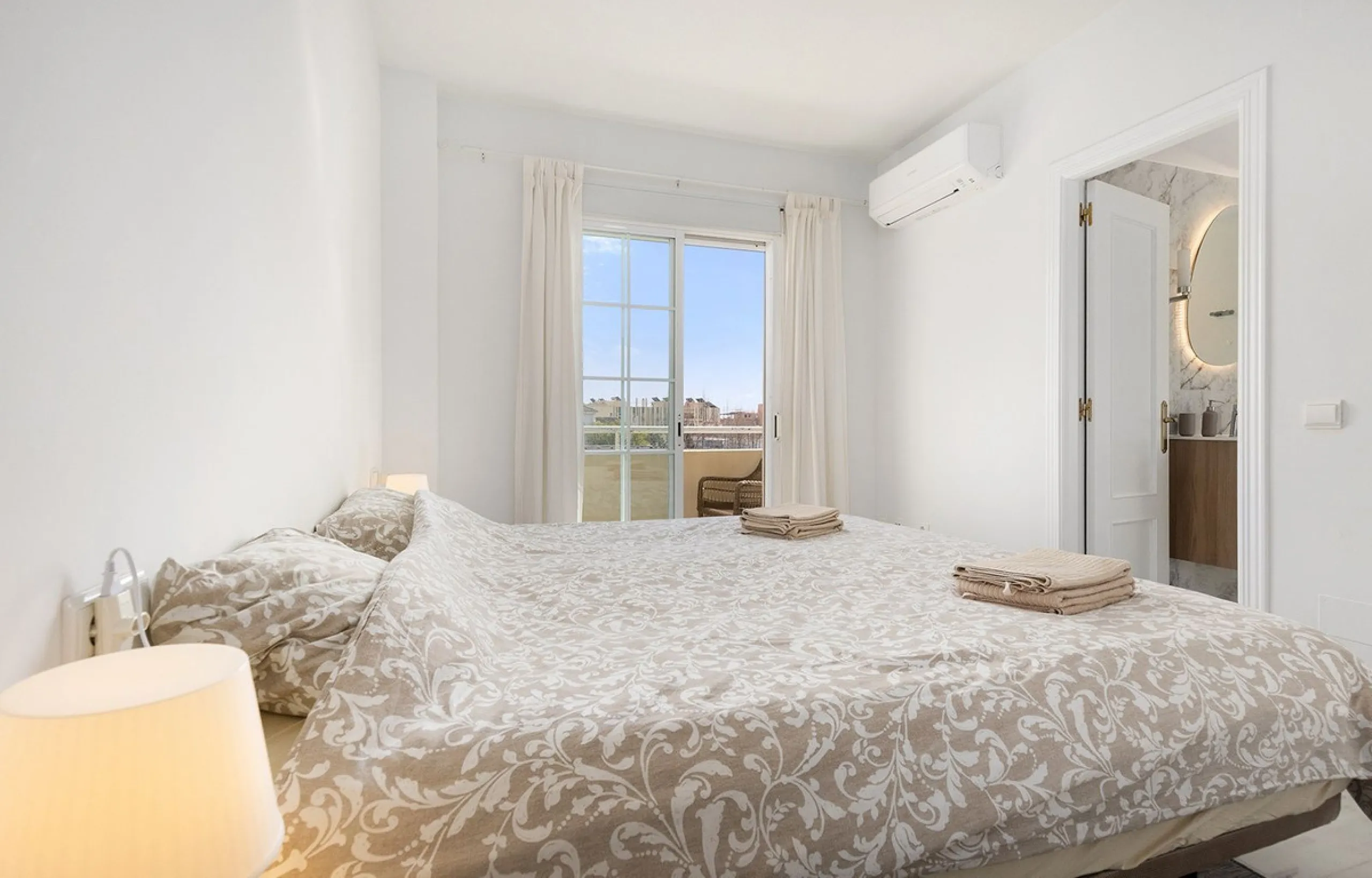 This recently refurbished and fully furnished apartment in La Carihuela, Torremolinos, boasts an unbeatable location just 300 metres from the beach and within easy walking distance of a wide range of restaurants, bars, shops, and supermarkets.