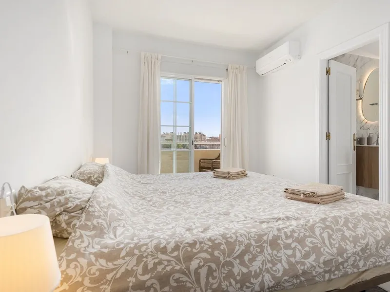 This recently refurbished and fully furnished apartment in La Carihuela, Torremolinos, boasts an unbeatable location just 300 metres from the beach and within easy walking distance of a wide range of restaurants, bars, shops, and supermarkets.