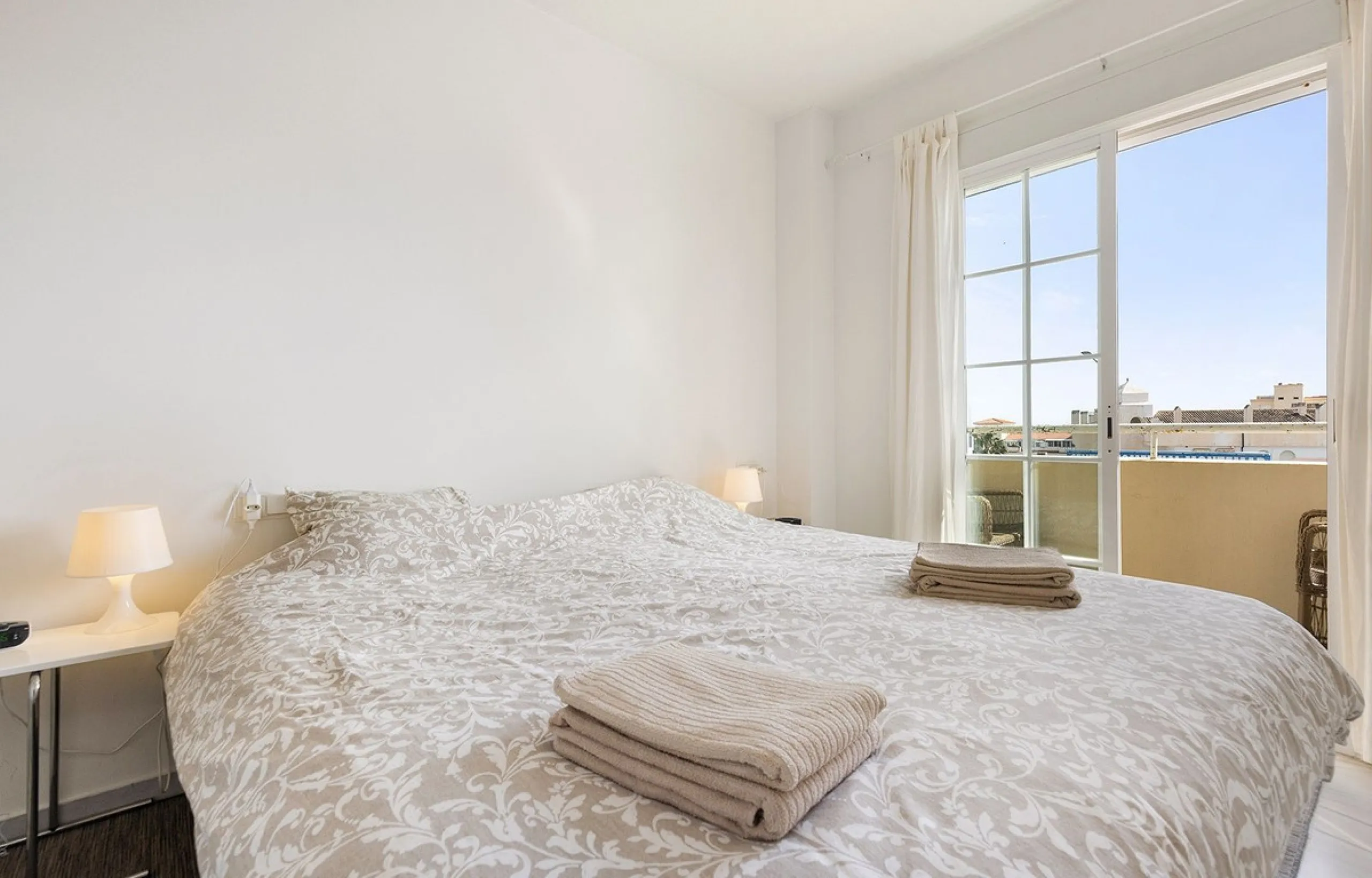 This recently refurbished and fully furnished apartment in La Carihuela, Torremolinos, boasts an unbeatable location just 300 metres from the beach and within easy walking distance of a wide range of restaurants, bars, shops, and supermarkets.
