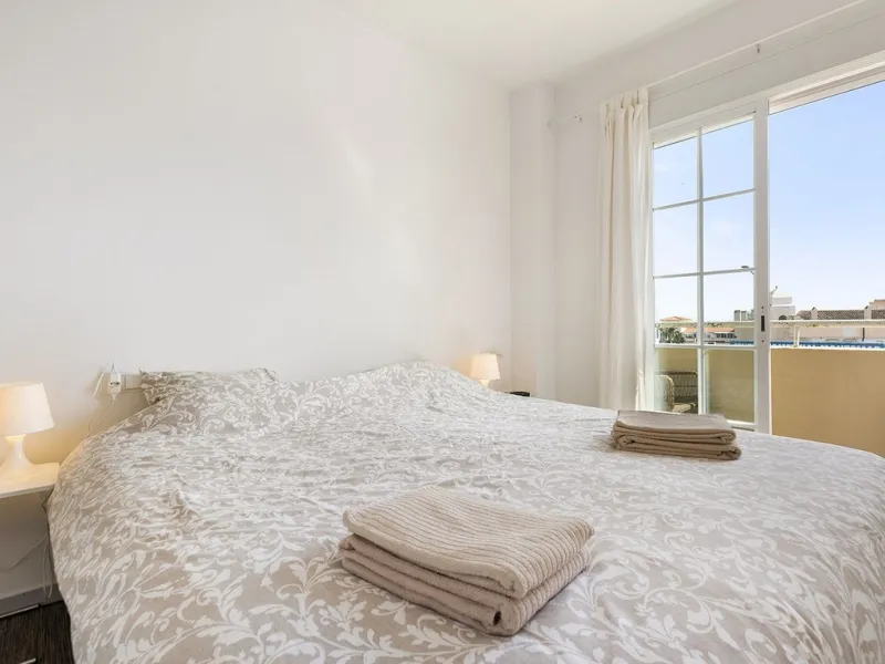 This recently refurbished and fully furnished apartment in La Carihuela, Torremolinos, boasts an unbeatable location just 300 metres from the beach and within easy walking distance of a wide range of restaurants, bars, shops, and supermarkets.