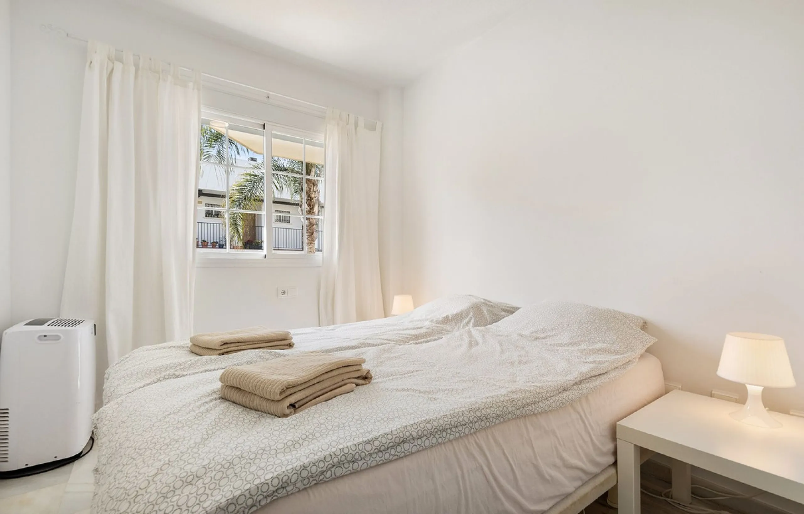 This recently refurbished and fully furnished apartment in La Carihuela, Torremolinos, boasts an unbeatable location just 300 metres from the beach and within easy walking distance of a wide range of restaurants, bars, shops, and supermarkets.