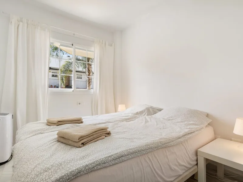 This recently refurbished and fully furnished apartment in La Carihuela, Torremolinos, boasts an unbeatable location just 300 metres from the beach and within easy walking distance of a wide range of restaurants, bars, shops, and supermarkets.