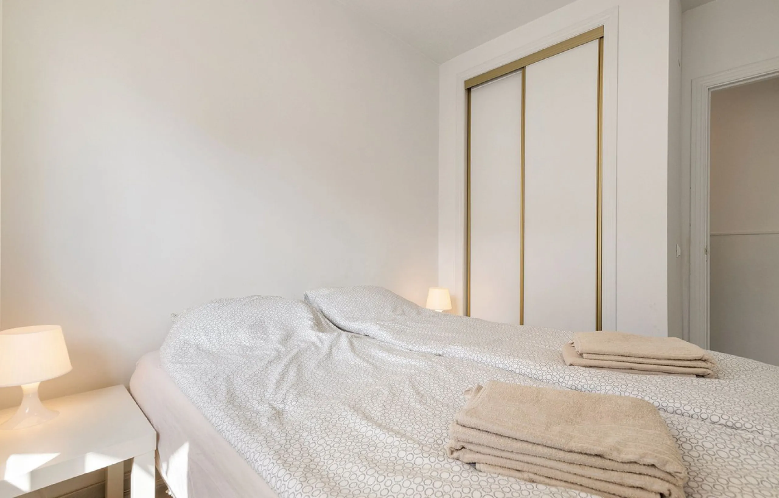 This recently refurbished and fully furnished apartment in La Carihuela, Torremolinos, boasts an unbeatable location just 300 metres from the beach and within easy walking distance of a wide range of restaurants, bars, shops, and supermarkets.