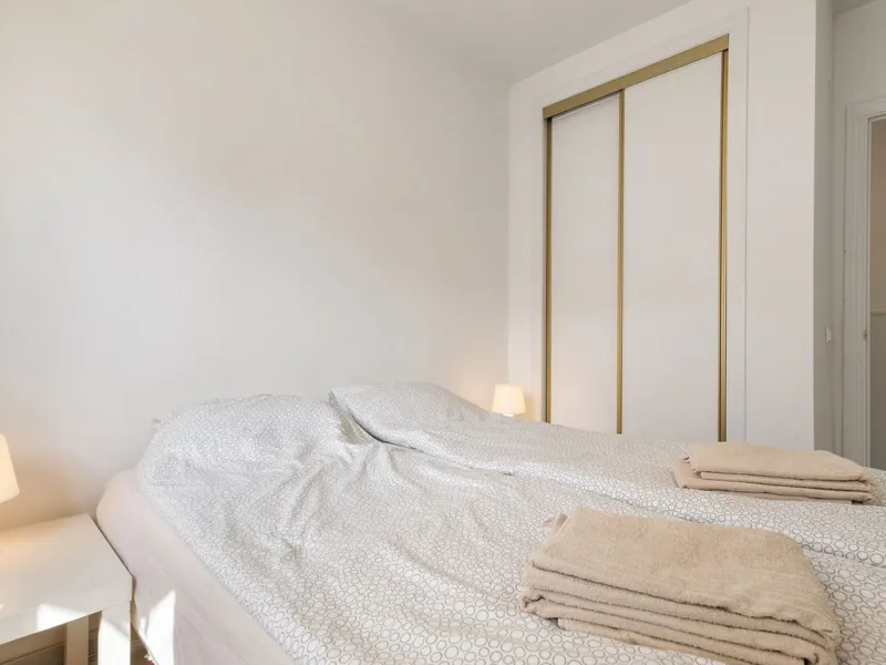 This recently refurbished and fully furnished apartment in La Carihuela, Torremolinos, boasts an unbeatable location just 300 metres from the beach and within easy walking distance of a wide range of restaurants, bars, shops, and supermarkets.