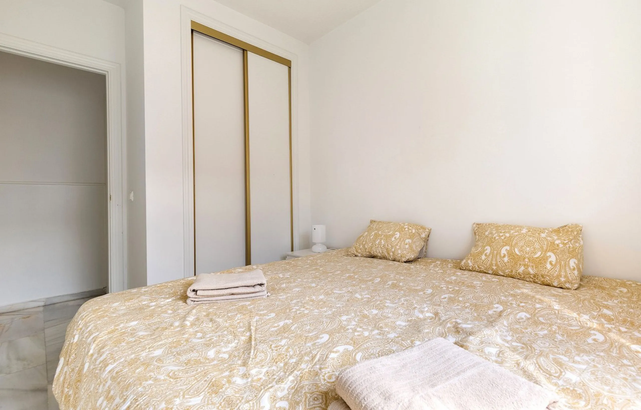 This recently refurbished and fully furnished apartment in La Carihuela, Torremolinos, boasts an unbeatable location just 300 metres from the beach and within easy walking distance of a wide range of restaurants, bars, shops, and supermarkets.