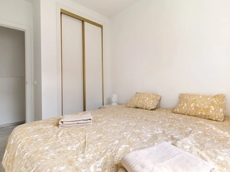 This recently refurbished and fully furnished apartment in La Carihuela, Torremolinos, boasts an unbeatable location just 300 metres from the beach and within easy walking distance of a wide range of restaurants, bars, shops, and supermarkets.