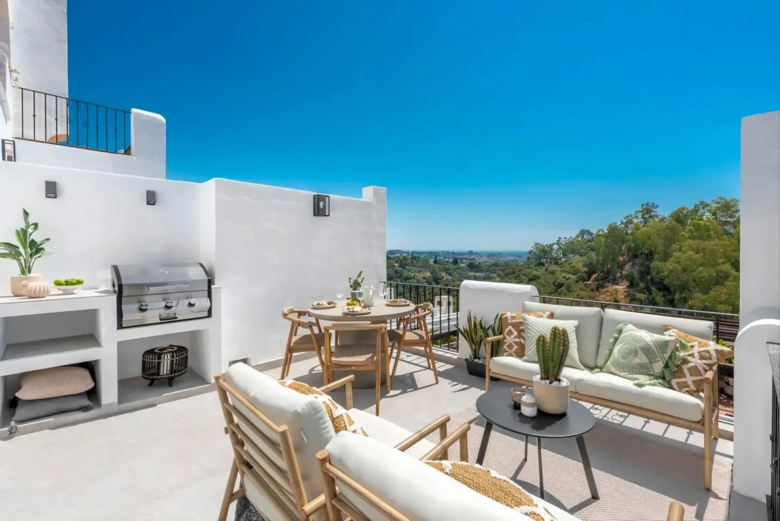 South-facing, move-in ready apartment with panoramic sea views.