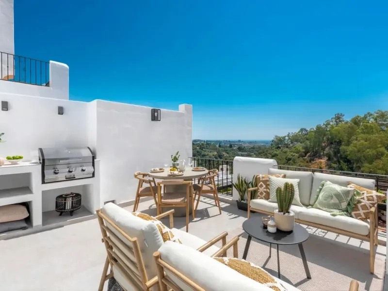 South-facing, move-in ready apartment with panoramic sea views.