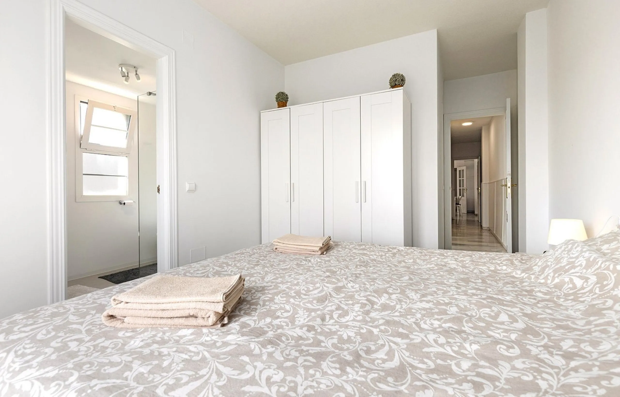 This recently refurbished and fully furnished apartment in La Carihuela, Torremolinos, boasts an unbeatable location just 300 metres from the beach and within easy walking distance of a wide range of restaurants, bars, shops, and supermarkets.
